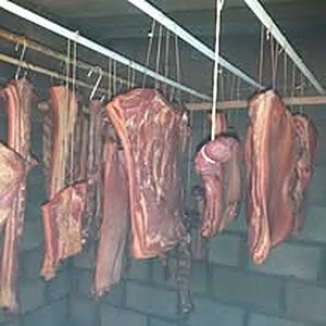 Bacon No Defumador — produção artesanal Lá da Roça