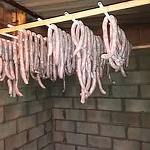 Linguicinha Seca No Defumador — produção artesanal Lá da Roça
