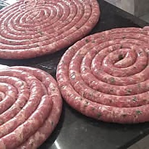 Producao De Linguica — produção artesanal Lá da Roça
